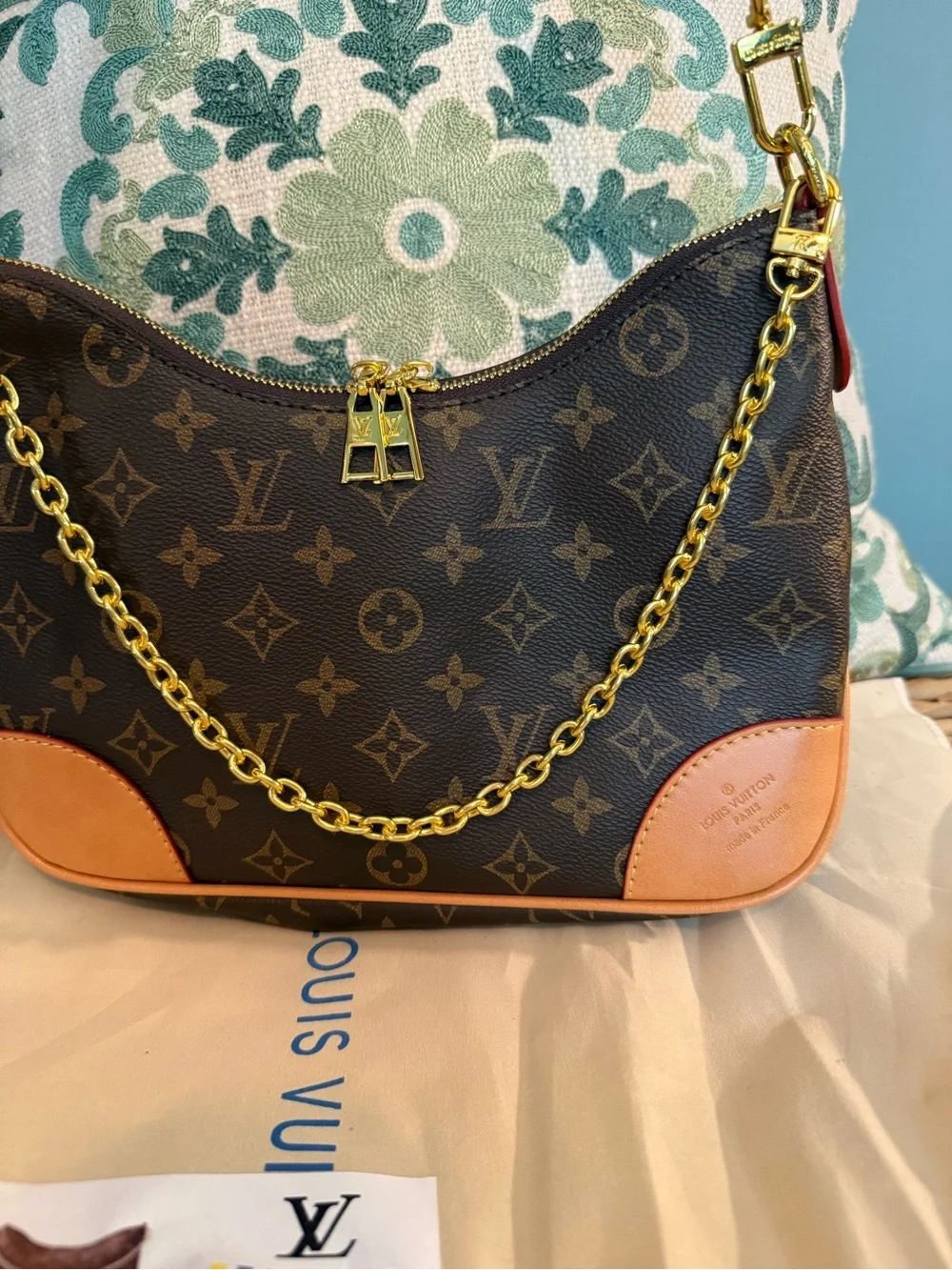 The Unbranded Brand shoulder bag